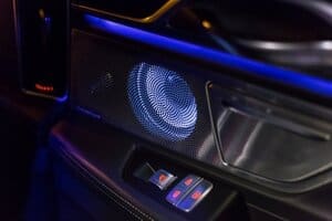 Auch die Lautsprecher des B&W-Soundsystems sind beleuchtet, weil ... warum nicht?!