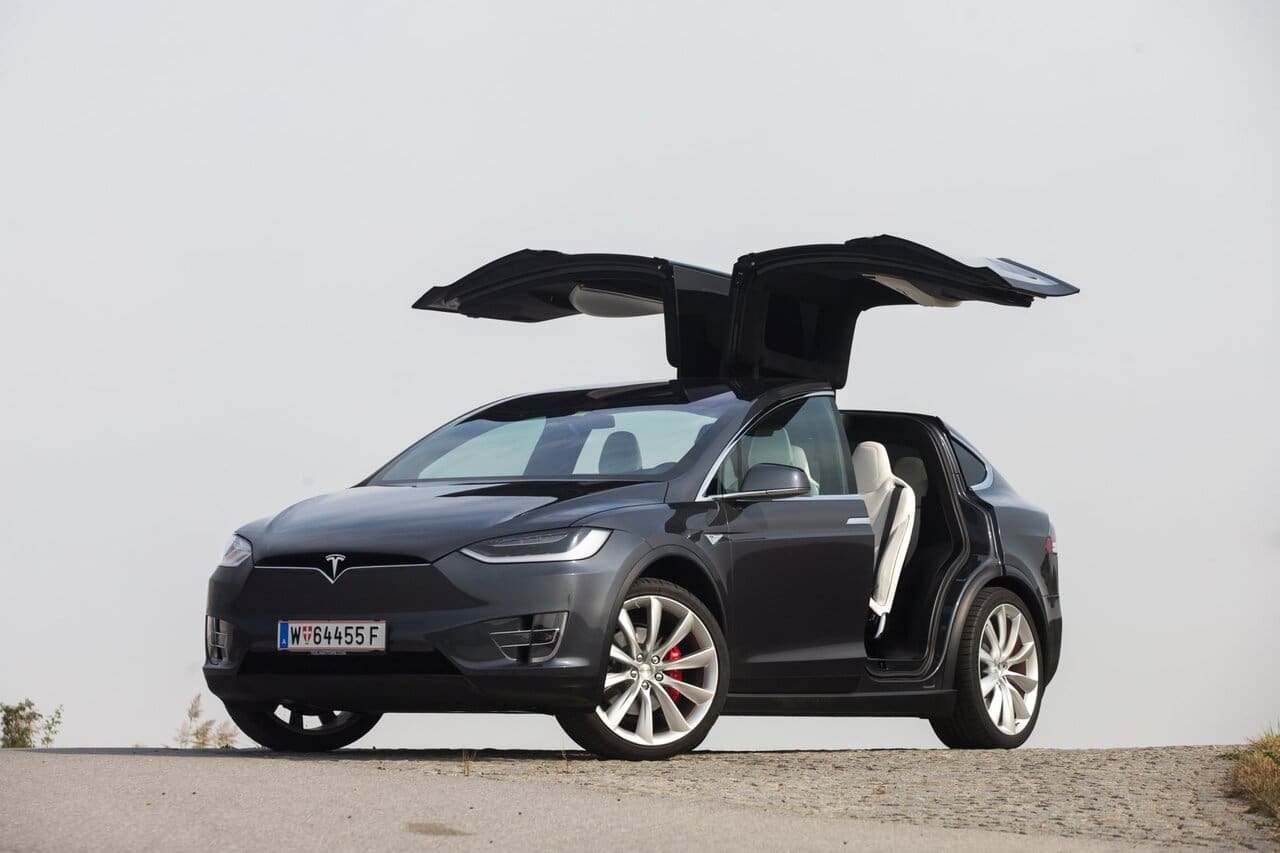 Die hinteren Flügeltüren des Model X sind natürlich eine große Show. Sie erleichtern aber auch den Zugang in die dritte Reihe, verlangen jedoch vom Benutzer ein paar Zugeständnisse.