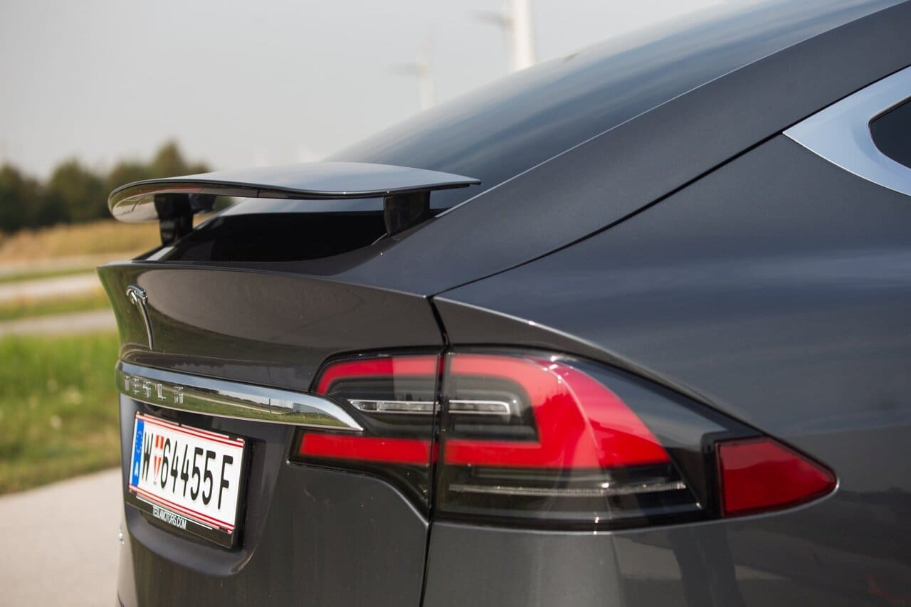 Der automatisch ausfahrenden Heckspoiler drückt den Luftwiderstand ein wenig und ist beim P90D Serie. Tesla verspricht damit 1,6 Prozent mehr Reichweite.