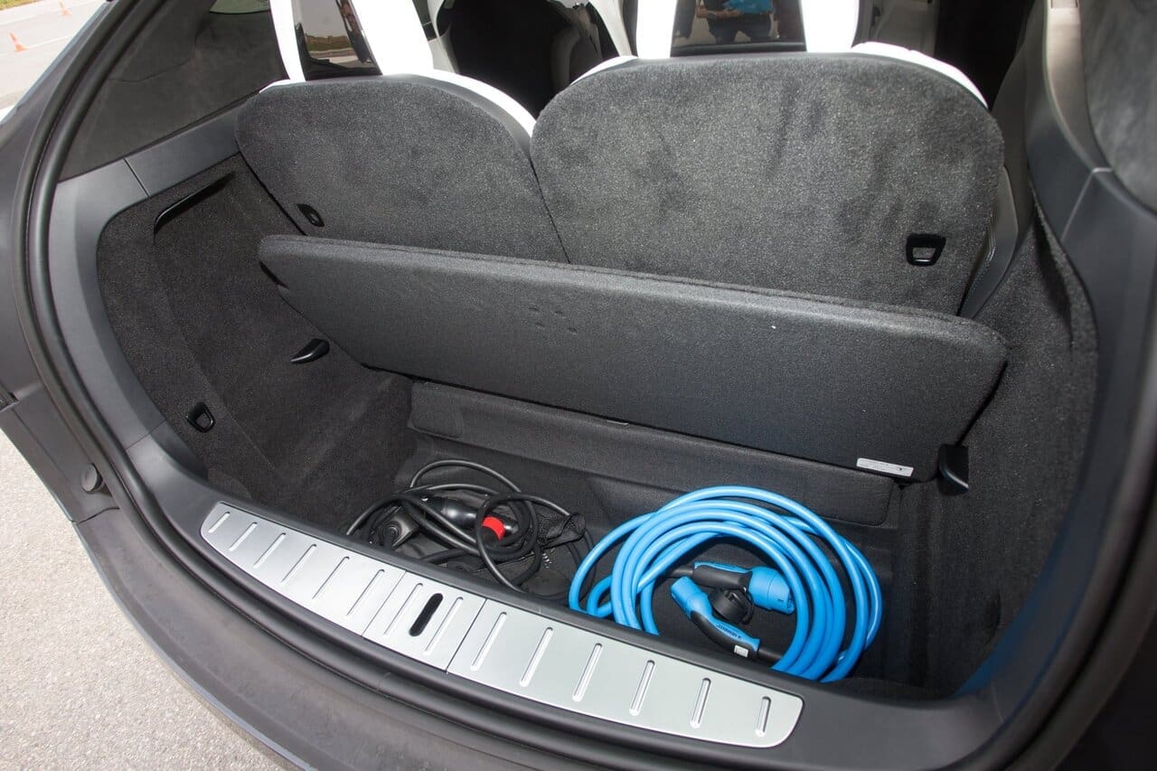 Der Kofferraum ist zwar klein, bietet aber ein großes Unterflurfach, zudem gibt es wie auch beim Model S unter der Vorderhaube noch ein kleines Ladeabteil