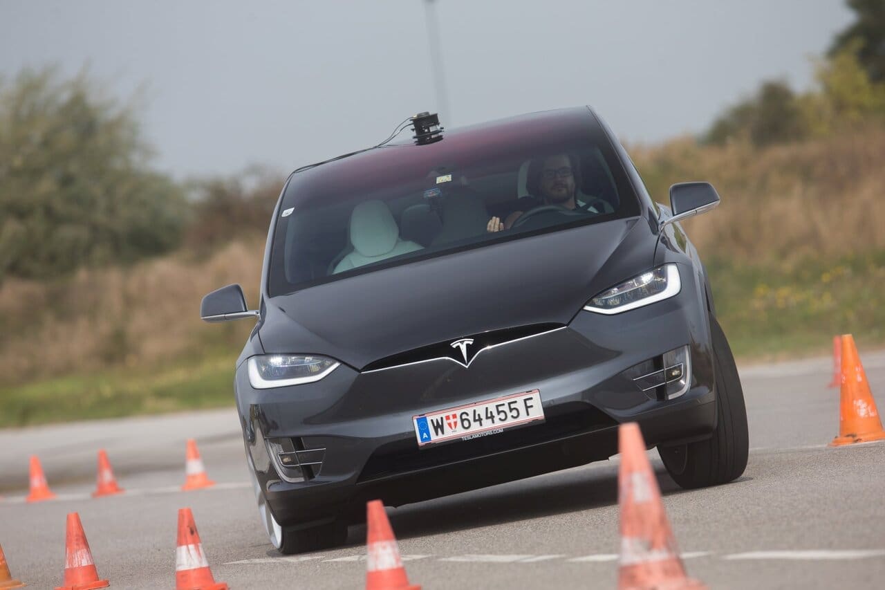 2,5 Tonnen Leergewicht kann das tapfere Luftfeder-Fahrwerk auch nicht weg¬bügeln, das Model X fühlt sich im Test behäbig an. Die hecklastige Gewichtsver¬teilung kann dem aber etwas gegenwirken.