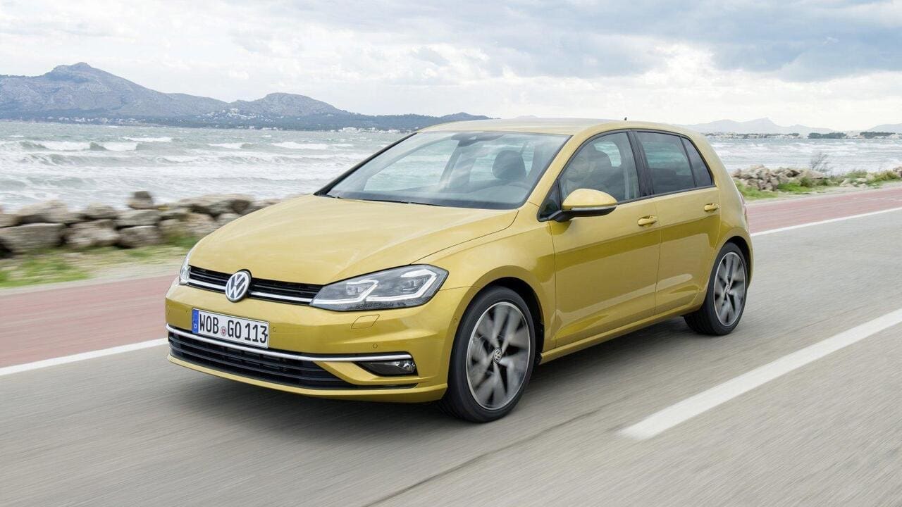 Neue Scheinwerfer, umgestaltete Stoßfänger, frische Farben: Optisch blieb der überarbeitete VW Golf ganz der Alte.