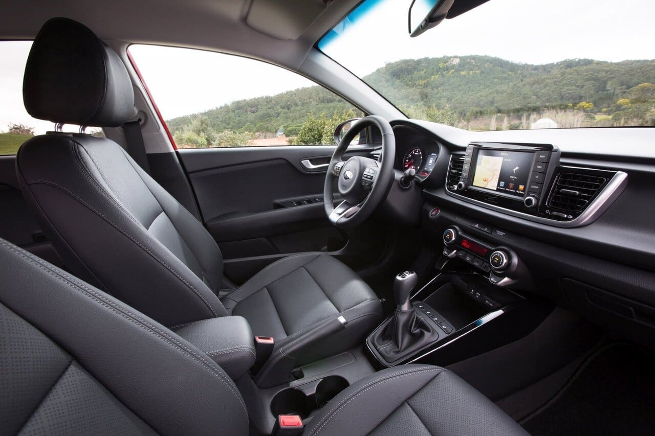 Kia-Cockpit: durchgehend in hartem Kunststoff ausgeführt, doch gefälliger Look. Zeitgemäße Multimedia-Bestückung mit Schnittstellen zu Android Auto und Apple CarPlay – und auf Wunsch gibt’s ein modernes Navi samt Echtzeit-Verkehrsinfos.