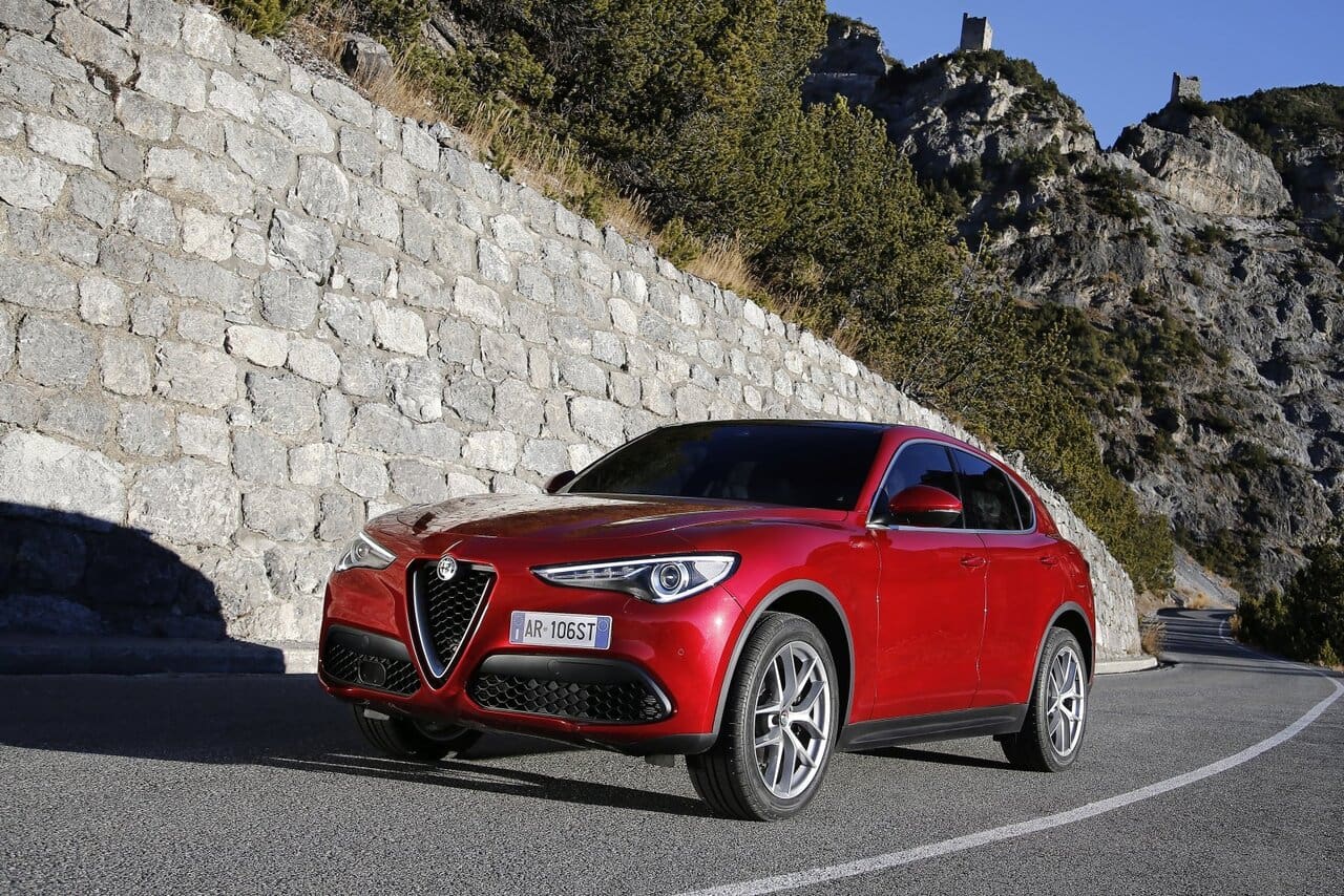 Alfa Romeos erster SUV lässt schon äußerlich nichts anbrennen: Obwohl der Stelvio namentlich eindeutig ein Junge ist, attestieren wir ihm hiermit erotische Kurven und sinnliche Fahreigenschaften.