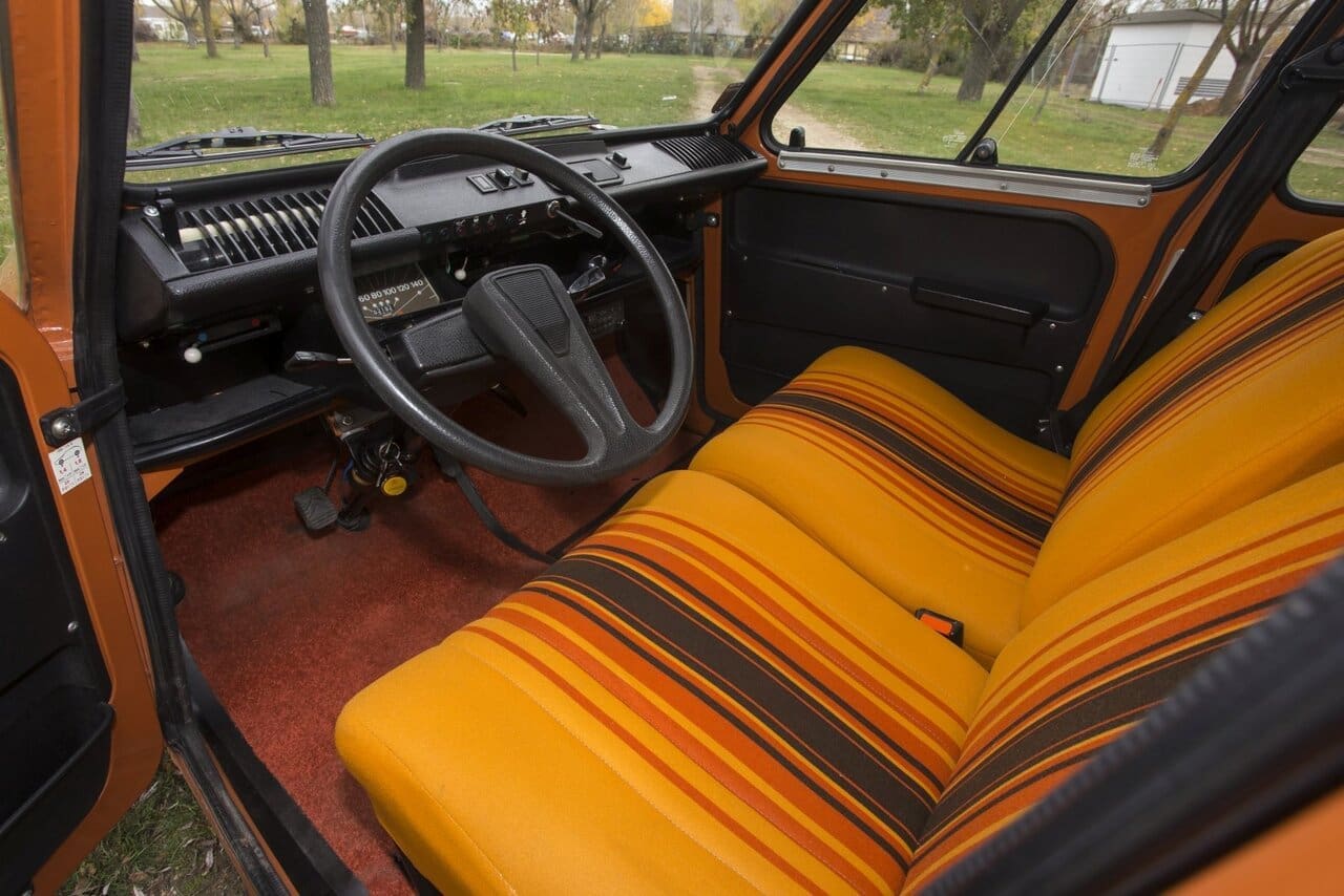 Raumgefühl wie im Mercedes Puch G. Spurenele­-mente von Luxus: Einspeichen-Volant, Schiebe- fenster, Aschenbecher mit Deckel – approbiert für Gauloises & Gitanes. Wer diesen Entenstall für rustikal hält, saß nie im 2CV. Einzelsitze mit Textil- bezug haben gemeinere Enten auch nicht, dort rutscht man verschwitzt auf echtem Kunstplastik.