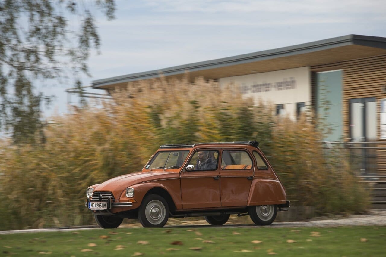 Geflügellahm. Stromliniente mit cw-Beiwert 0,41 statt 0,51 beim 2CV – wenn das Dach geschlossen bleibt. In der Spitze notierten Stuttgarter Kollegen 1978 und 1981 trotz dreier PS mehr in der Dyane keinen Unterschied, wohl aber in der Tempozunahme – von Beschleunigung zu schwärmen, das wäre arglistige Übertreibung.