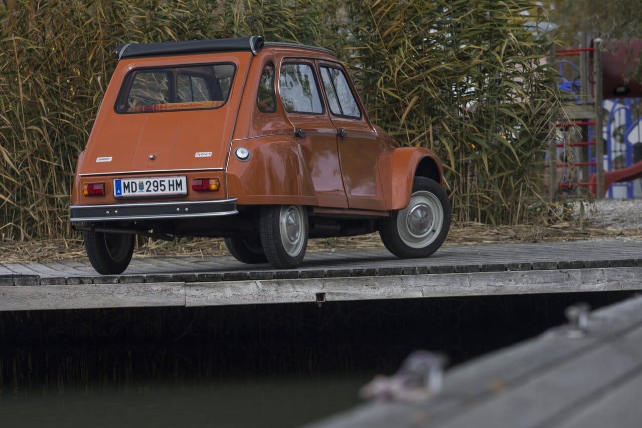 „Ihr Auto gefällt mir auch nicht!“ Heckklappe und greifbare Türgriffe unterscheiden die Dyane vom 2CV. Die Vorderräder schneiden mit steilem Nachlaufwinkel in die Kurve. Endlose Federwege dank Schraubenfedern entlang der Schweller meistern jeden Elchtest mit Maximalkomfort.