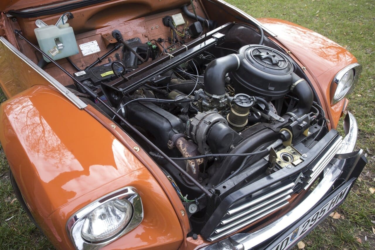 Der „Turbolader“ im dunklen Gehäuse oben rechts bläst durch einen Vergaser in zwei Leichtmetall-Zylinder ohne Kopfdichtungen – wenn alle Dichtungen im Kopf des Dichters durchbrennen. Ernsthaft: ein kleines Großmeisterwerk von radikaler Einfachheit. Tief unten, am Ausgang der Antriebswellen, zwei innen drehende Bremsscheiben wie im Lotus 72 von Jochen Rindt­.