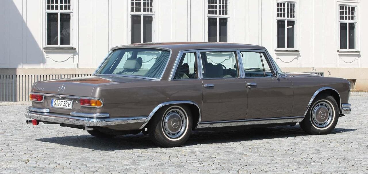 Schwäbische Gardinen hinter der Heckscheibe. Fensterrahmen aus Messing, Radlauf­chrom als Blitzableiter für Neidneurosen. Alle Türausschnitte fallen senkrecht bis zum Schweller ins Paradies. Flache Radkappen der späteren Bauserie. Den ergreifend schlichten Schriftzug wegzulassen wäre allzu galant: Dieser 600 bleibt unverkennbar einer.