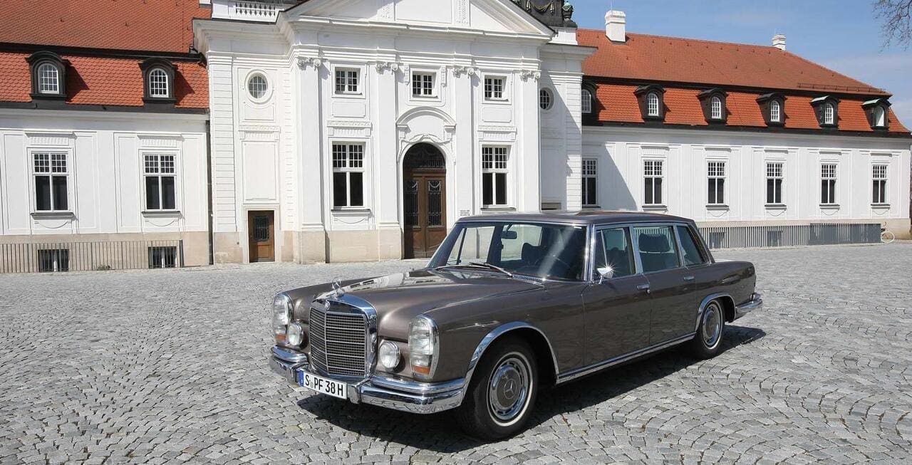 „Das Spitzenmodell hätte eine feiner gezeichnete, gefälliger proportionierte Karosserie verdient“ urteilt Scharfrichter Werner Oswald in „Deutsche Autos 1945–1975“ aus dem Stuttgarter (!) Motorbuch Verlag. Sein Chrom wäre zu dick aufgetragen, konstatiert 1966 „auto motor und sport“. Selbstgeißelungs-Neurosen? Cadillac zog 1963 die Flossen ein, Lincoln legte mit dem „Kennedy“-Continental ein Meister- werk geradliniger Eleganz vor. Britisches Spät­barock beendet schockierend schnörkellos der RR Silver Shadow