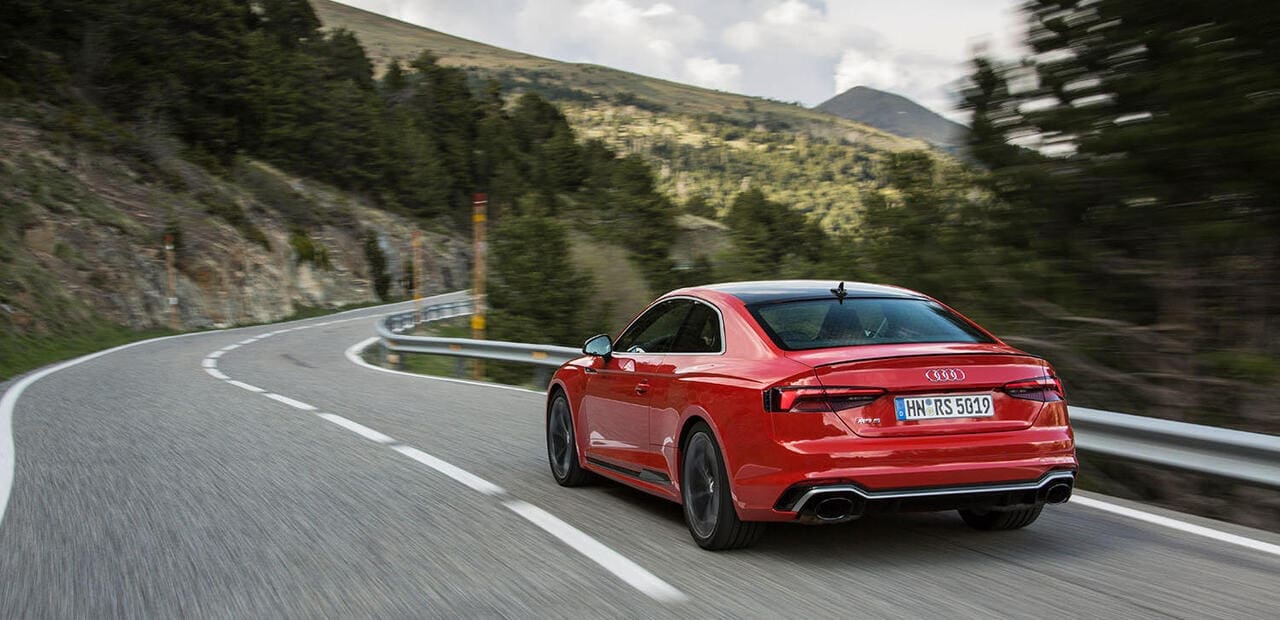 Agil wie ein U-Hakerl: Der hecklastige Allradantrieb und das optionale Sport-Diffe­renzial an der Hinterachse sorgen für eine phänomenale Traktion beim Heraus­beschleunigen aus engen Kehren.