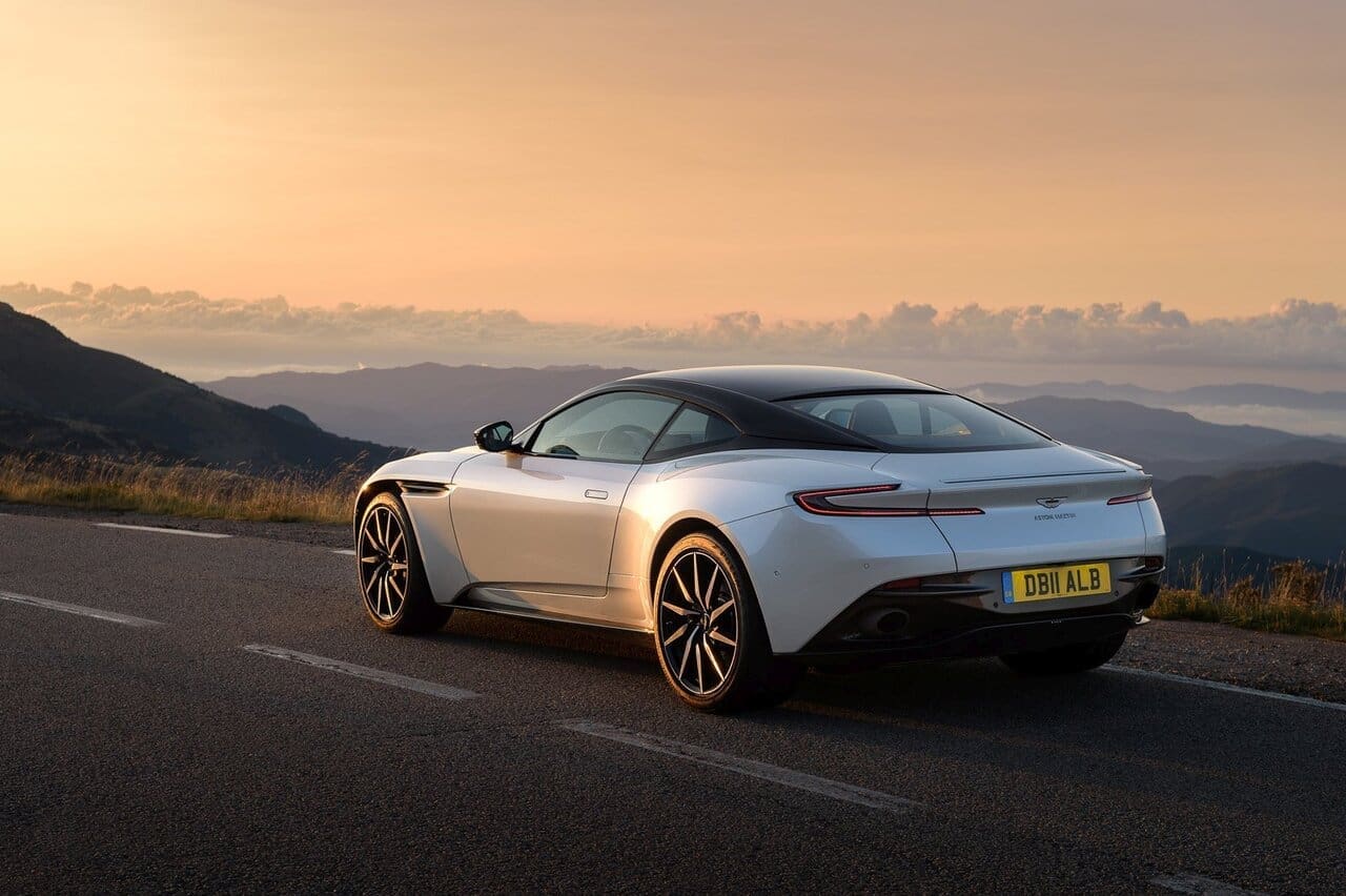 So schön kann ein Sportwagen-Heck sein, wenn keine Flügel, Spoiler oder Lippen es verschandeln. Die kühle Farbe trägt übrigens passenderweise den poetischen Namen „Morning Frost“.
