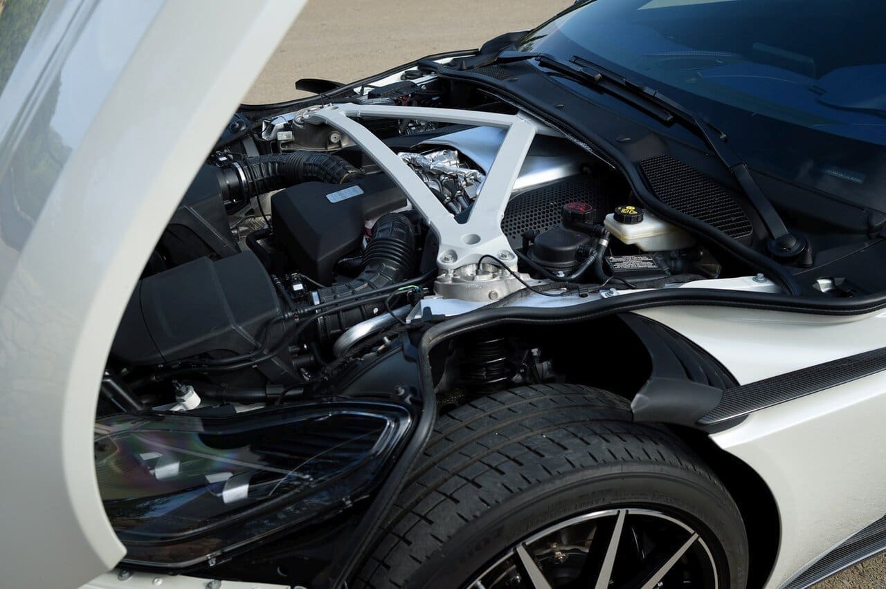 Power-Paket made in Affalterbach, mit viel Aufwand als Front/Mittel- motor hinter der Vorderachse ein- balanciert: Der AMG-Bi-Turbo-V8 ist breiter als der hauseigene V12, wegen der kürze- ren Zylinderbänke aber weniger lang.