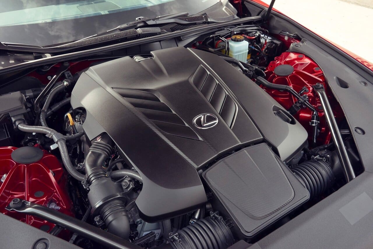 Es gibt auch einen V6-Hybriden als Alternative – aber der Reiz des ganzen Dings lebt einfach vom Dampfhammer des vollmundigen V8-Saugers, der noch dazu eine bedrohte Art ist: Außer bei Lexus/Toyota be- kommt man ihn nur noch bei Ford und GM sowie Aston Martin.