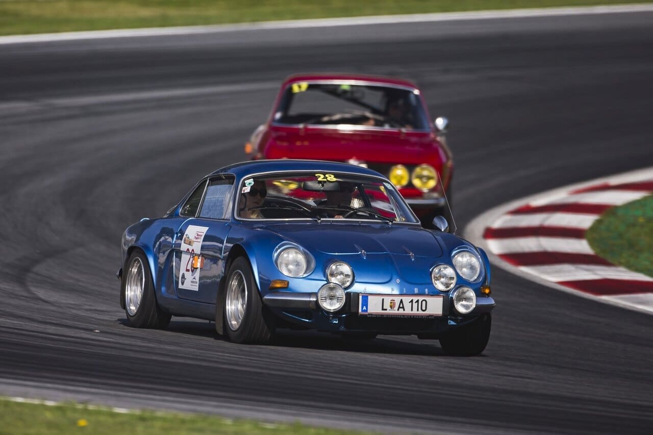 Die Werksangaben 10 Sekunden auf 100 und 195 Spitze geben nicht einmal ansatz­weise den Fahrspaß wieder, den man mit einer Alpine hat. Auf Berg- straßen übrigens weit mehr  als auf der Rundstrecke so  wie hier am Bullen-Ring.