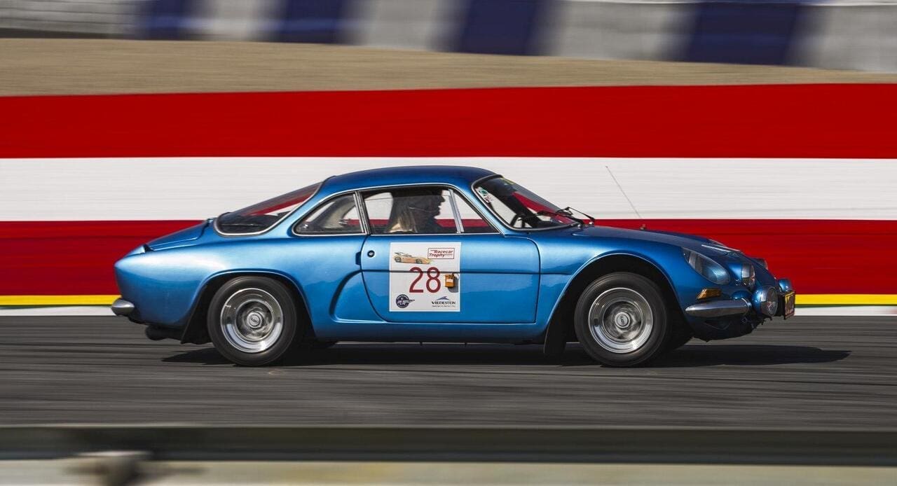 Die Kunst­stoff-Karosserie der A110 Berlinette wiegt im Renntrimm gerade einmal 27 Kilo. 385 Stück vom Modell  1600 SX wurden von 1976 bis ’77 gebaut. So kompromisslos auf Racing wurde später nur der Lancia Stratos entwickelt.