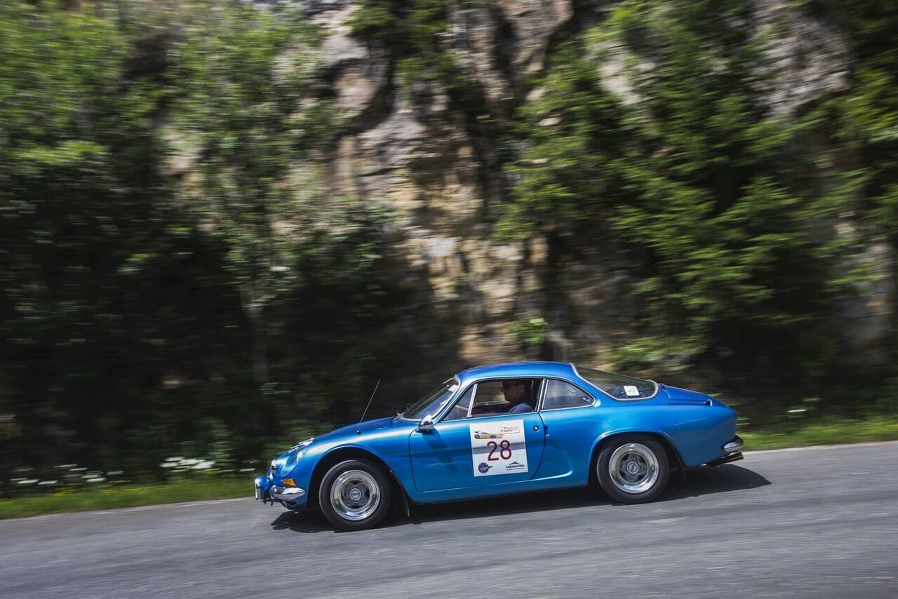 Allez les bleus! In der traditionellen Sport-Farbe der Grande Nation waren die meisten Alpine A110 lackiert. Mit einem Modell aus dem letzten Baujahr bestritten wir die Racecar Trophy der kultigen Ennstal-Classic.