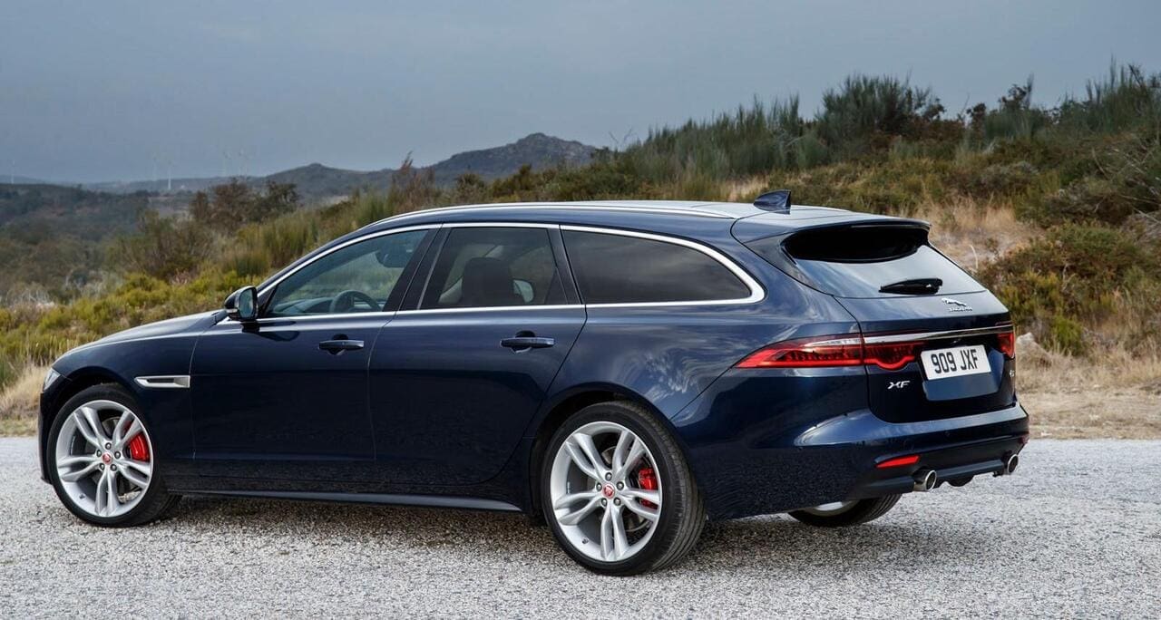 Elegante, unklobige Heckpartie ohne Längen-Zuwachs gegenüber der Limousine, dazu eine schlanke, pro- portionierte Flanke mit drei Scheiben ohne Streben oder Dreiecksfenster.