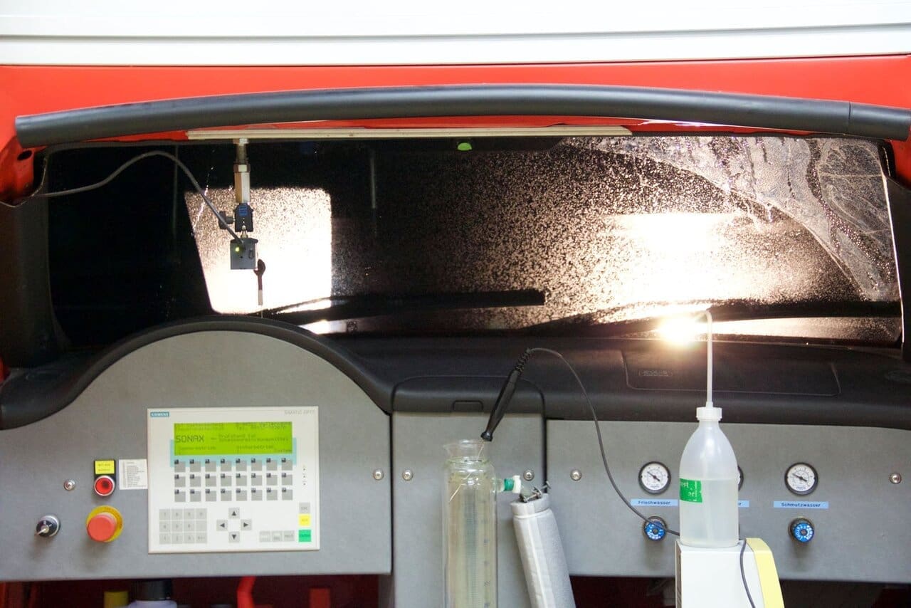 Schlamm, Salzreste, einge- trockneter Dreck – besonders im ver- schmierten Zustand sind das Beeinträchtigungen für die Sicht und somit auch für die Fahrsicherheit. Wir testen sechs gängige Scheiben- reiniger.