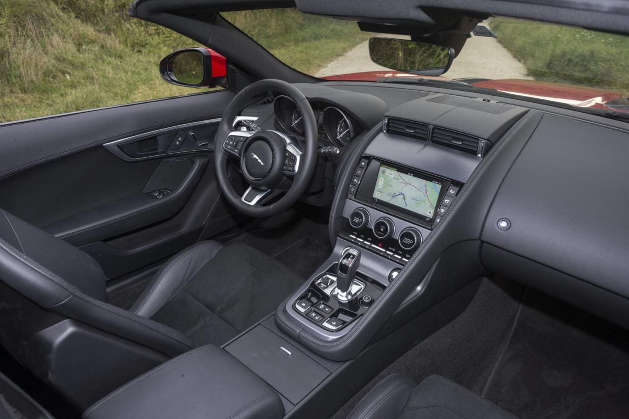 Ordentliche Sitzposition, breite Mittelkonsole mit massivem Griff für den ängstlichen Beifahrer – F-Type-Innenleben wie gehabt, seit dem Facelift freilich mit modernerem Infotainmentsystem.