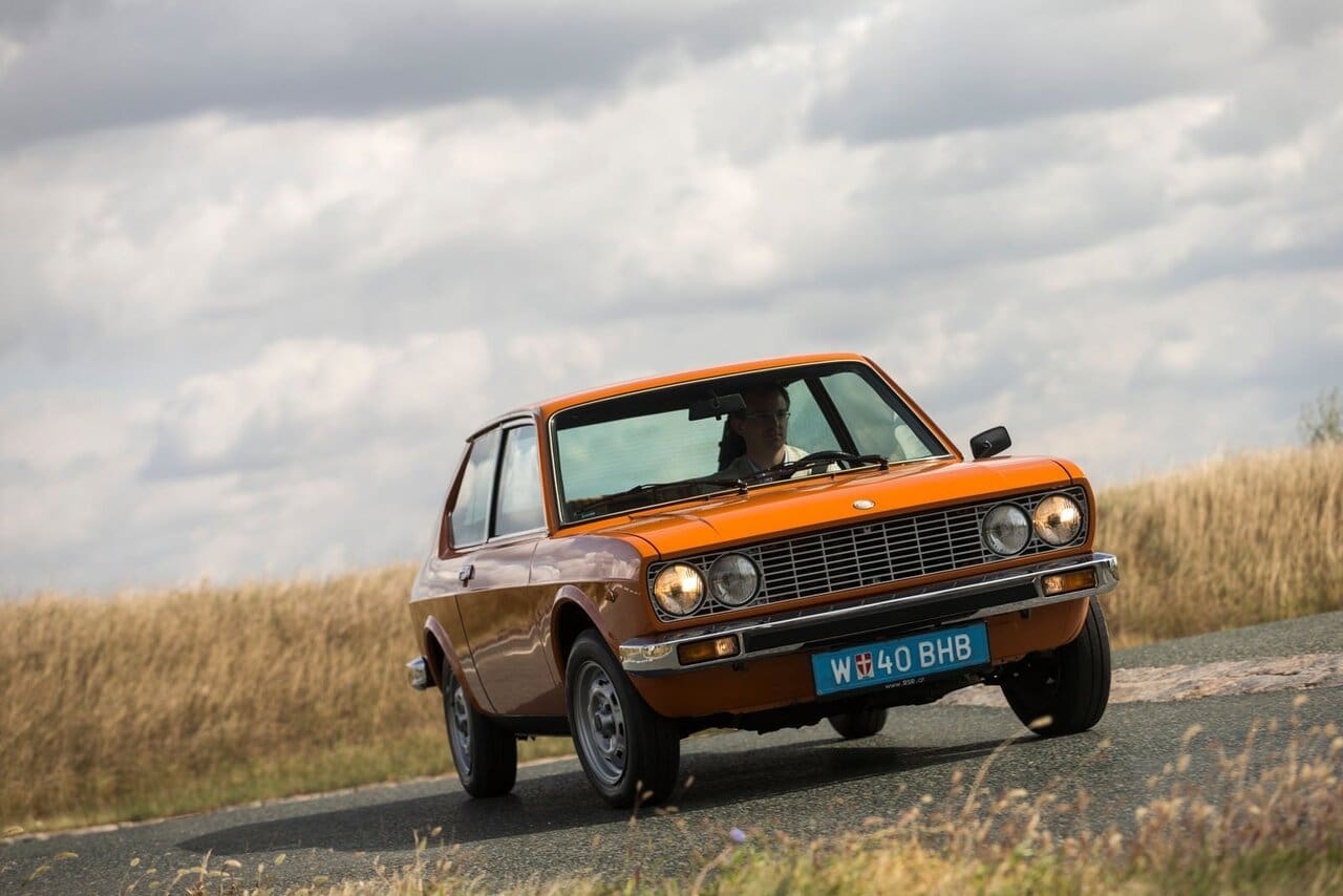 Agent Orange. So ein Farbton wie bei unserem Fiat-Fotomodell wirkt bei tief stehendem Licht vor einem Kornfeld gar kitschig. Worum geht’s? 128 3P von 1976 mit dem 1100er-Basismotor