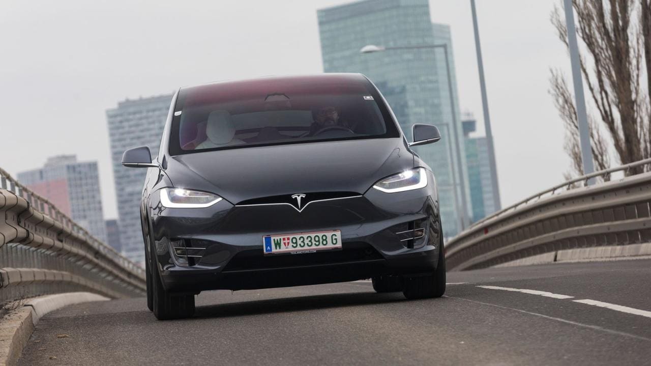 Die ansatzlose Beschleunigung des Tesla ist atemberaubend, Kurven liegen dem 2,4 Tonnen-Bomber dafür nicht wirklich. Beeindruckend: die hohe Motorbremswirkung.