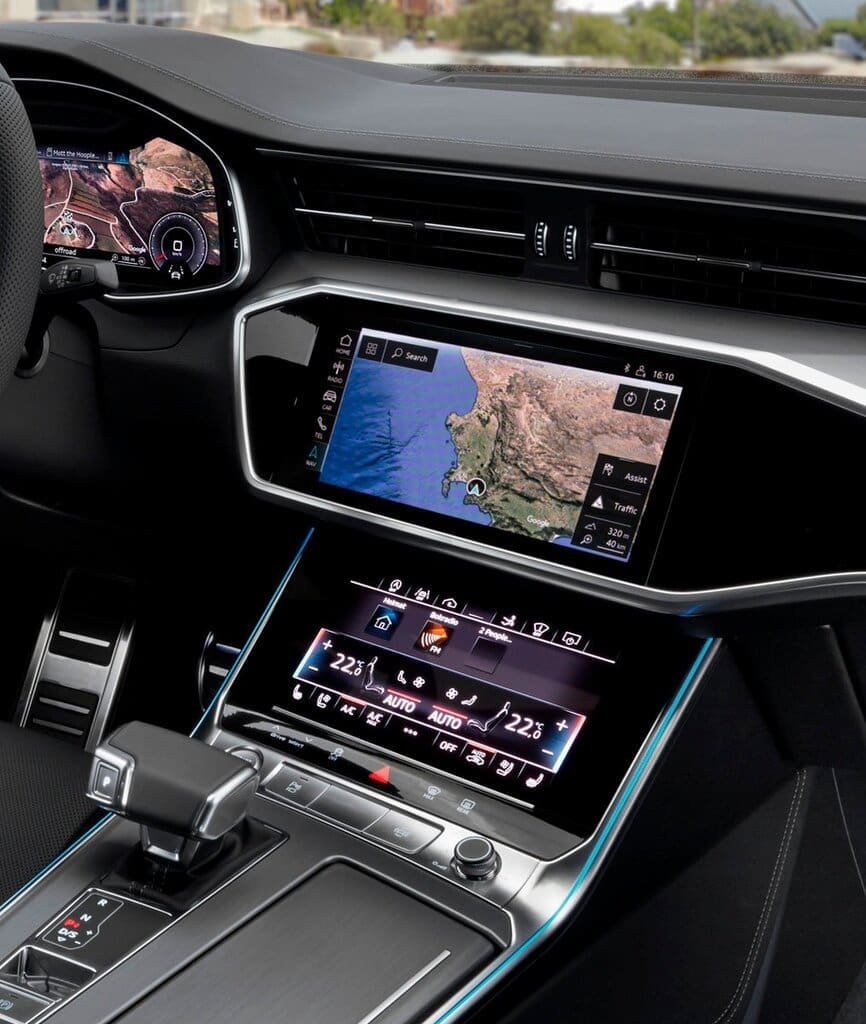 Imposant im Look, gewöhnungsbedürftig in der Bedienung: die A7-Mittelkonsole mit zwei touchsensitiven Bildschirmen.