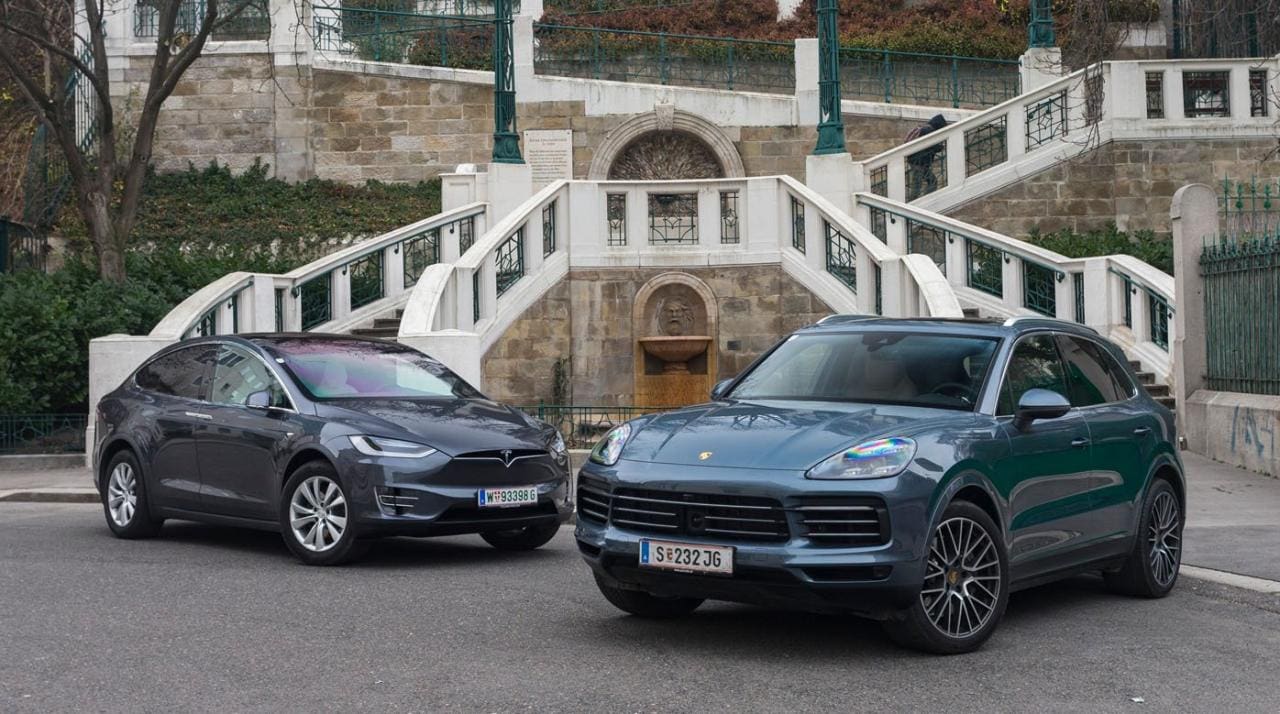 Edelmetalle unter sich: Der neue Porsche Cayenne S mit V6-Turboben- ziner und der rein elektrische Tesla Model X 100D bieten fast identische Fahrleistungen – ansonsten könnten sie aber unterschiedlicher kaum sein.