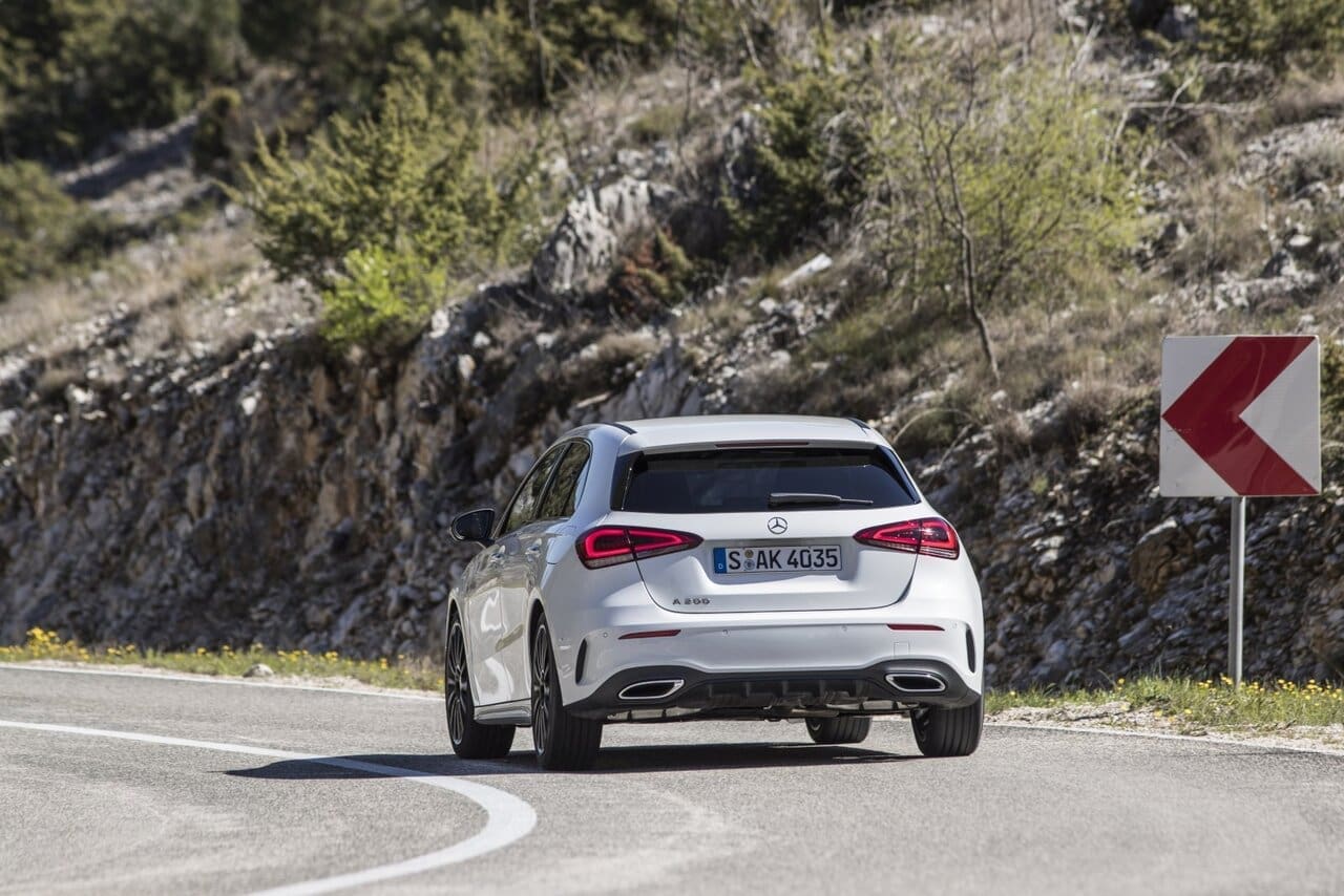 Gegenüber dem Vorgänger legte der A in der Länge um zwölf Zenti­meter zu, drei davon näht sich der Radstand ein, Profiteure sind Passagiere wie Gepäck gleichermaßen.