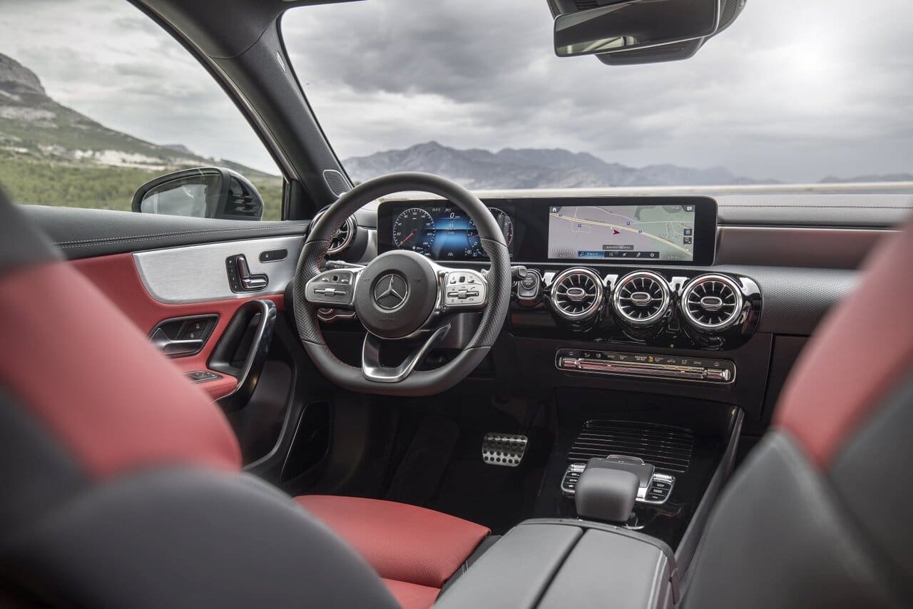 Auch wenn vieles hier am Bild aufpreispflichtig ist – in Sachen Haptik, Design und Connectivity setzt Mercedes mit der A-Klasse Maß- stäbe im Kompakt-Segment.