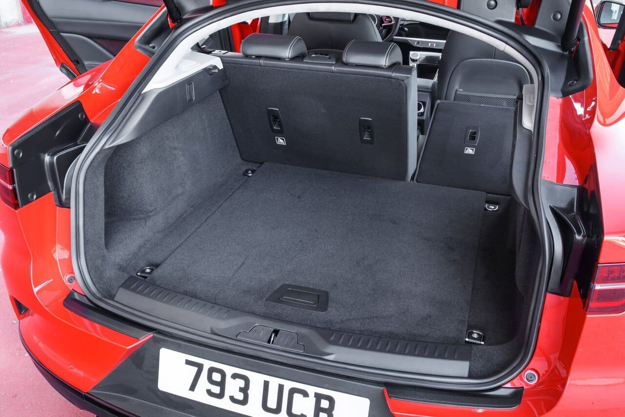 Raumwunder: Bis zu 1453 Liter Kofferrum bei umgelegter Rücksitzbank traut man dem I-Pace von außen nicht zu.