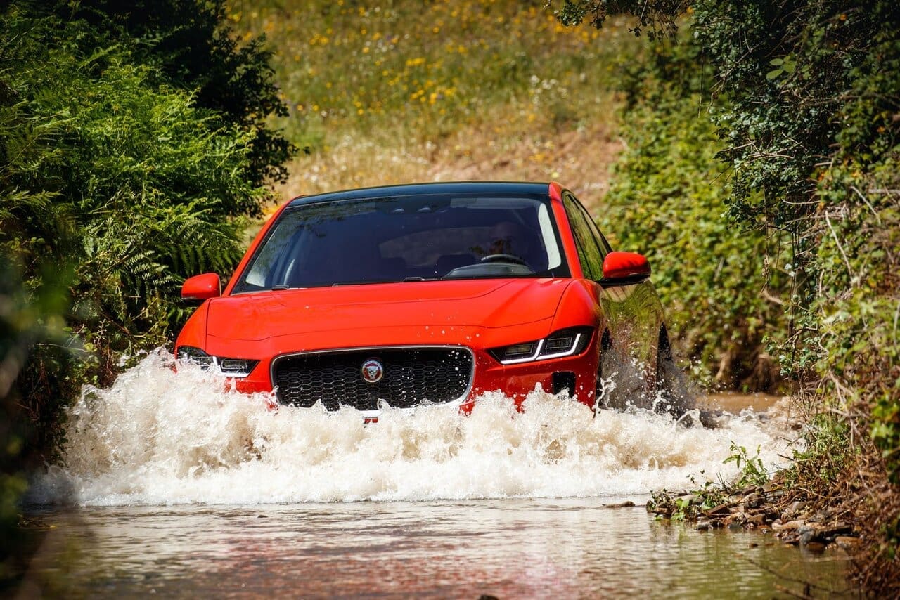 Der Jaguar I-Pace ist der bisher überzeugendste Komplett-Beitrag zum Thema E-Auto: keine Kompromisse, kein Verzicht, hohe Leistung und Reichweite, extreme Fahrfreude und Vielseitigkeit, hohe Qualität.