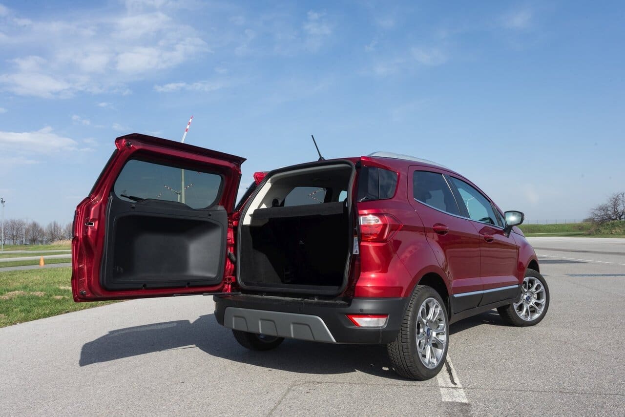 Der Kofferraum ist ob nahezu quadratischer Abmessungen durchaus praktisch. Die weit aufschwingende, seitlich angeschlagene Heckklappe ist im engen Großstadtdschungel aber ein echter Nachteil.