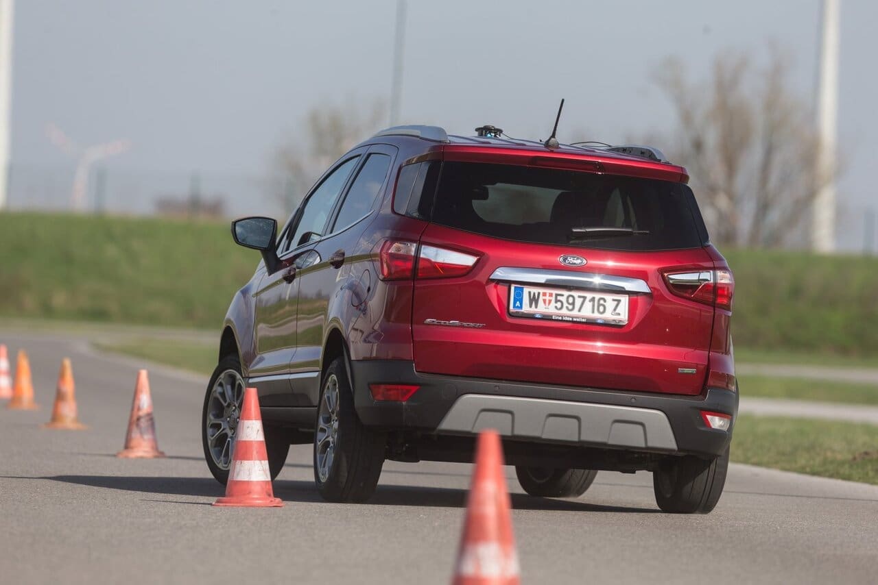 Sicher ist sicher: Das früh eingreifende ESP erstickt sportliche Talente oft schon im Keim. Die schmale Karosserie hilft im Pylonen-Parcours durchaus.