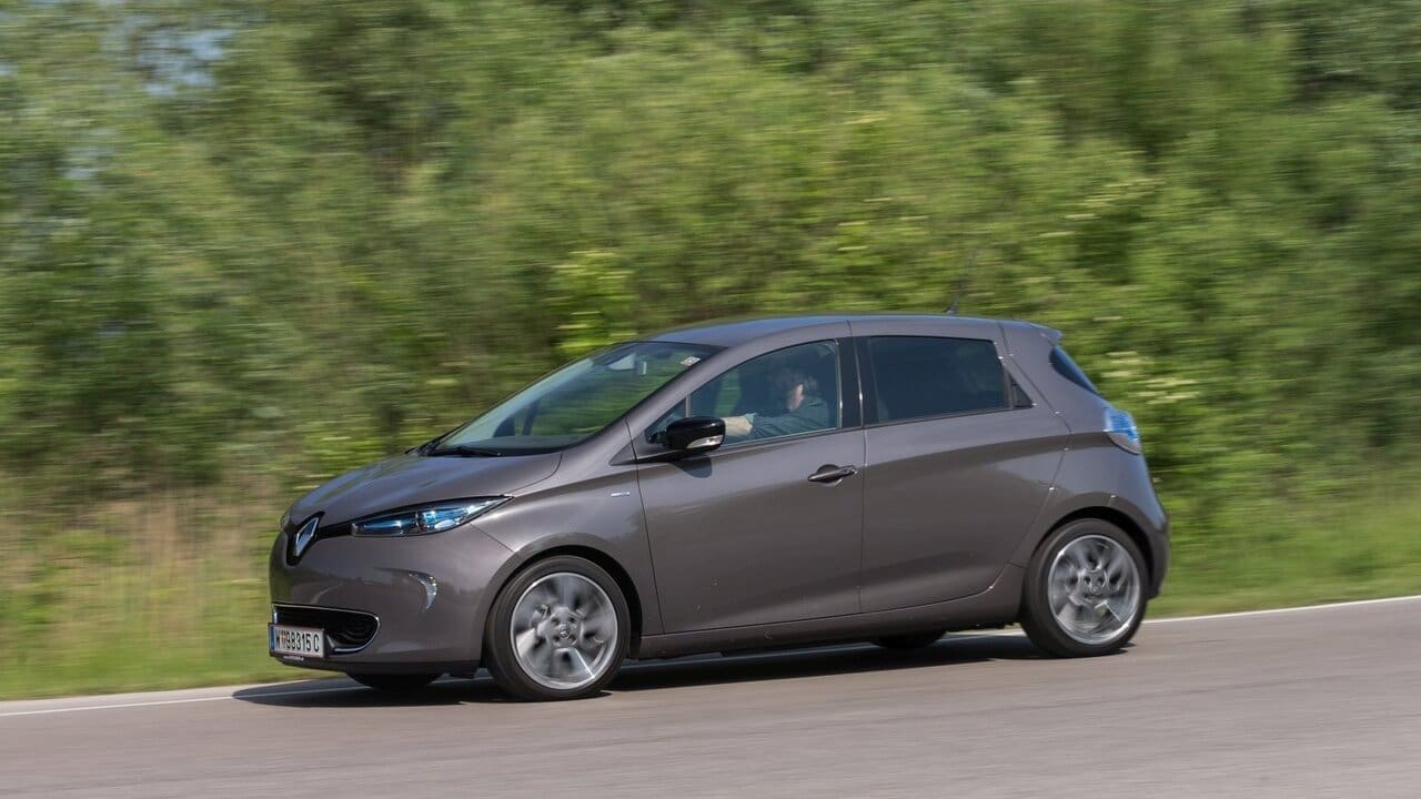 Renault Zoe: rundlich-eigenstän- diges Design, praktisches Zweitwagen-Format, in manchen Details aber nicht mehr auf Höhe der Zeit.