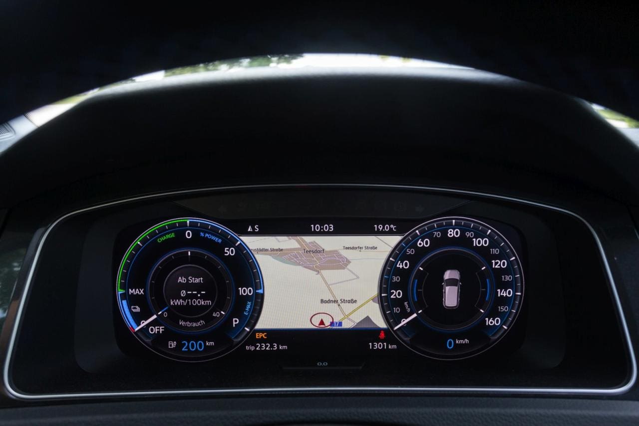 Volldigitalisierte Armaturen (Bild o.) plus Top-Navi im aufgeräumten und fein verarbeiteten Innenraum des VW e-Golf.