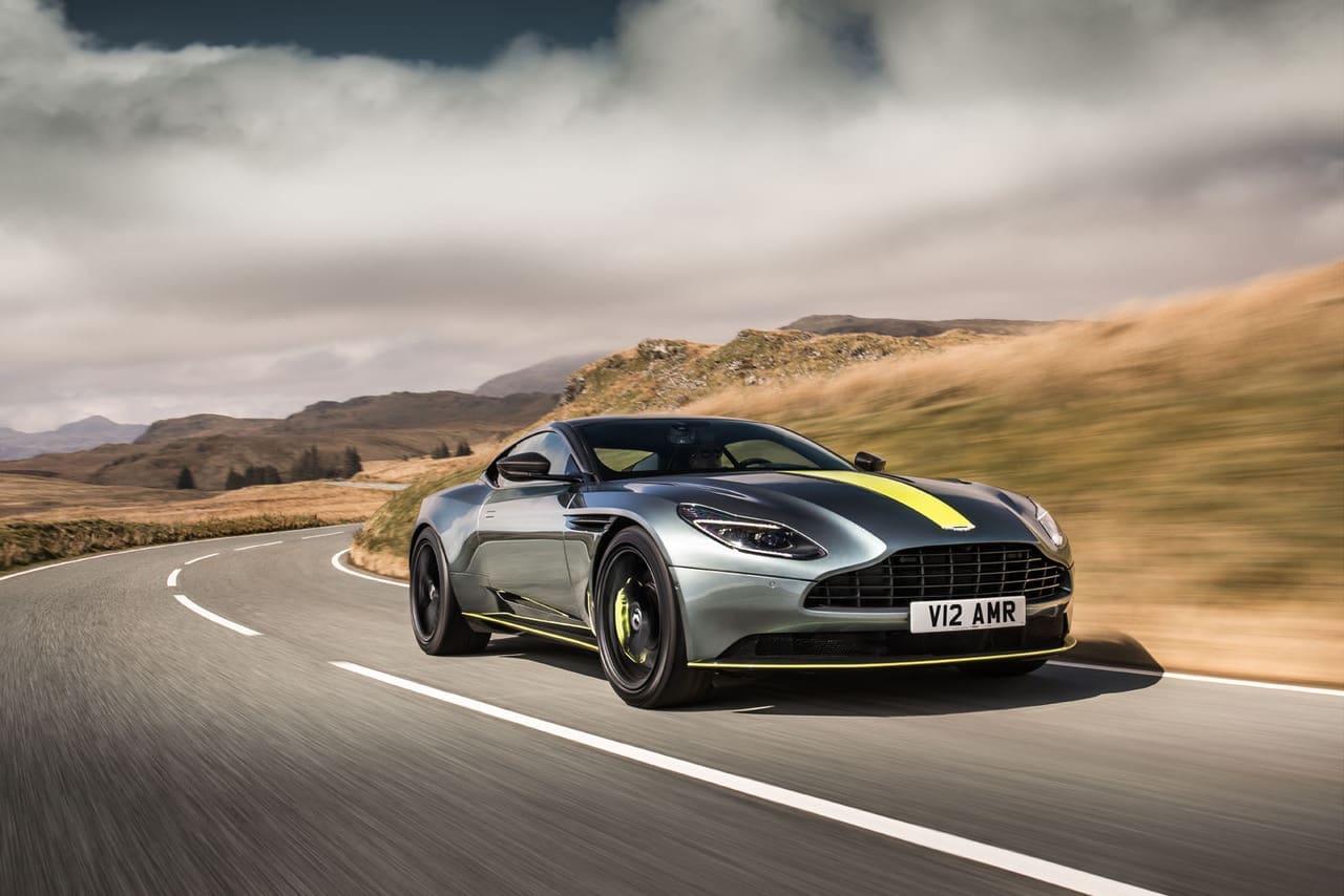 Die Zwölfer-Wette bei Aston Martin stimmt wieder: Das feingetunte Gesamtkunstwerk V12 hört nun auf den Namen AMR und zieht auch in Sachen Handling, Response und Agilität mit dem verheerend guten V8 gleich. Die gelben Kampf-Streifen müssen nicht sein, es ist auch ein diskreter Look im Angebot.