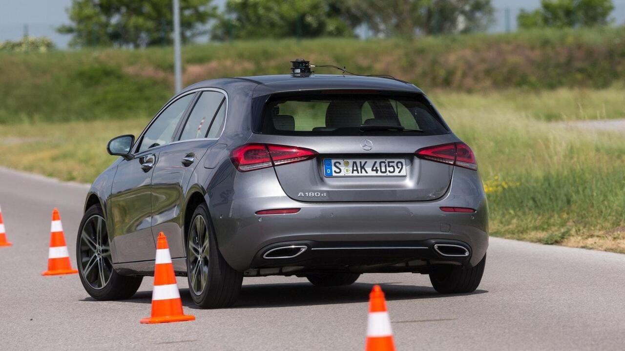 Spurtreue Seele: Sowohl beim Slalom als auch beim Ausweichtest bringt den A 180 d so schnell nichts aus der Ruhe. Garant für die guten Werte: das narren­sichere Fahrwerk und die supergriffigen Michelin-Gummis.