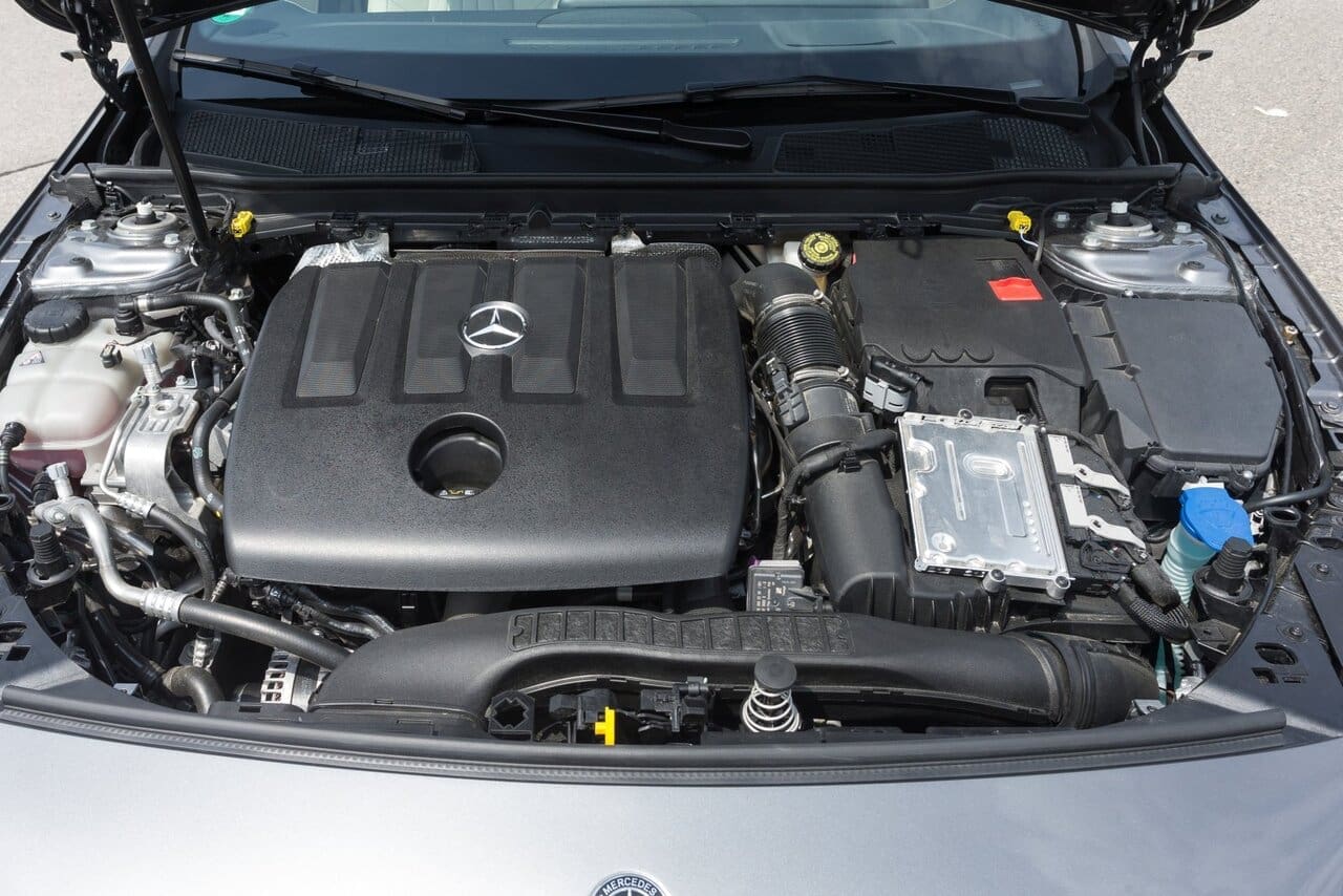 Streitfall Dieselmotor: Der von Renault stammende 1500er mit 116 PS arbeitet in der A-Klasse leiser und vibrationsärmer als in allen Méganes, Scénics und Dacias, bei Mercedes ist er nur mit Doppelkupplungsgetriebe erhältlich.