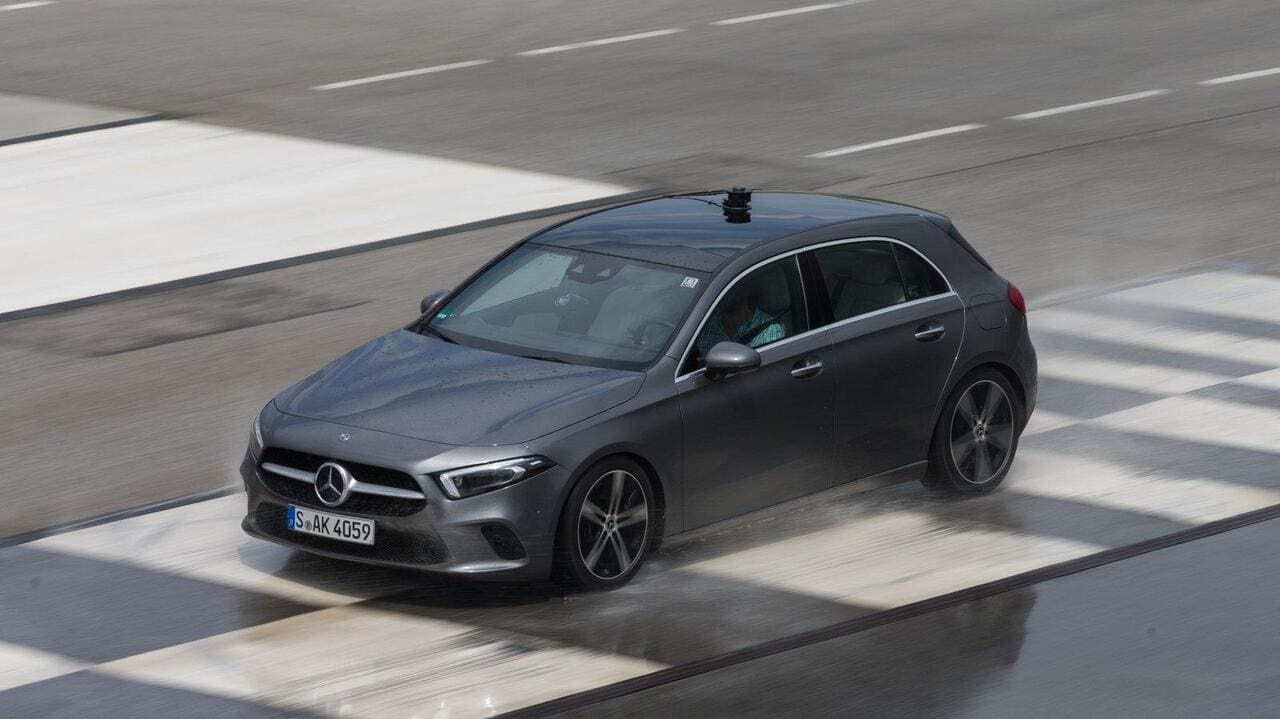 Ausgeregelt: Der Rutschbelag bringt die ABS-Elektronik ziemlich durcheinander.