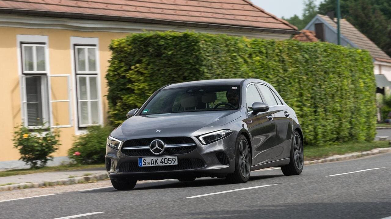 Adrette Neuauflage: Das weit weniger verschnörkselte Design der neuen A-Klasse fällt positiv ins Auge.