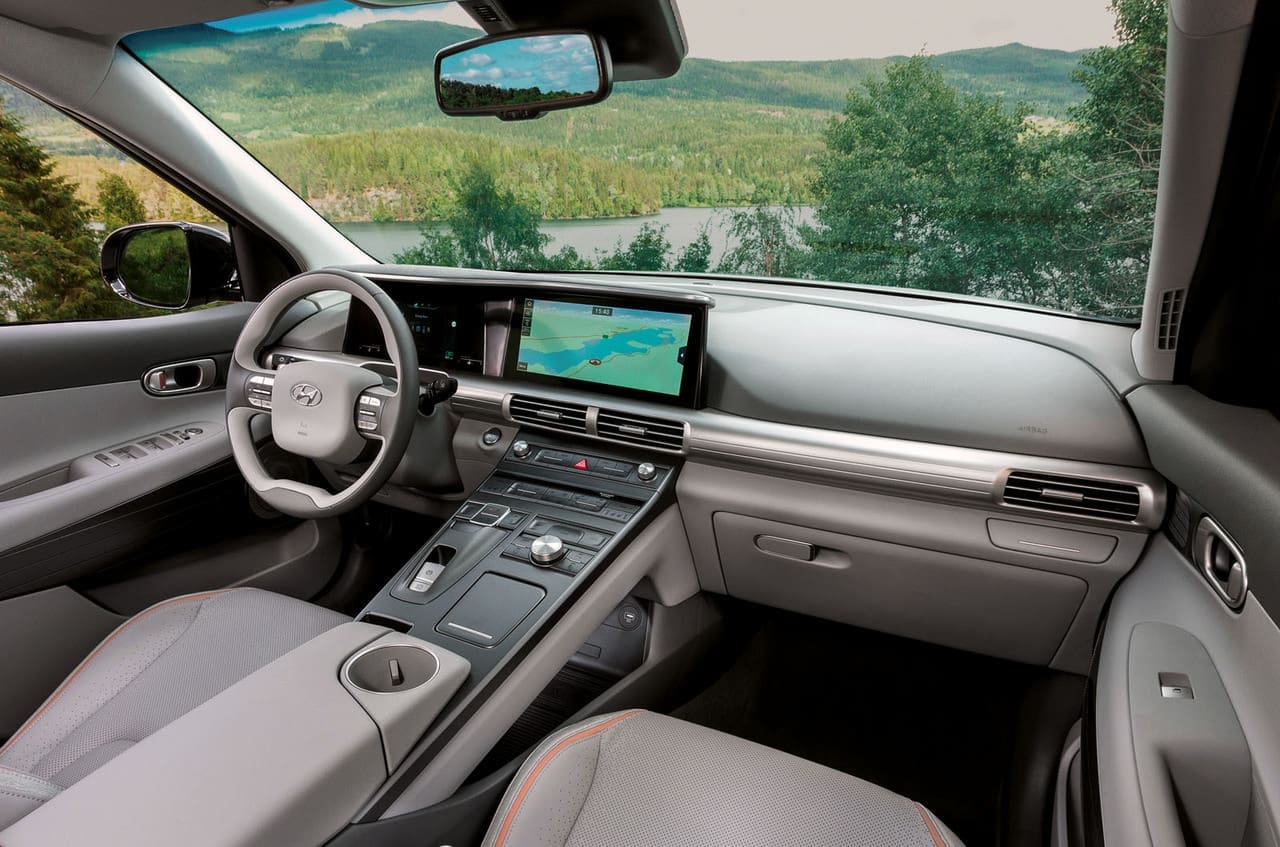 Das Cockpit wird es auch in gedeckteren Farben geben. Im großen LCD-Display vor dem Fahrer wird beim Blinken das Bild einer Toter-Winkel-Kamera angezeigt – ebenfalls eine Premiere in einem Serienfahrzeug.