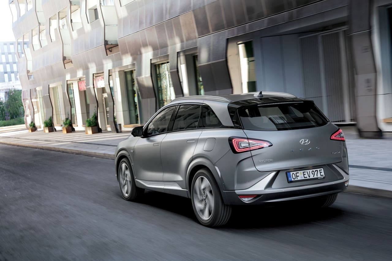 Nicht nur, dass der Nexo ausschließlich Wasser emittiert, durch einen speziellen Filter säubert er während der Fahrt zudem die Luft.