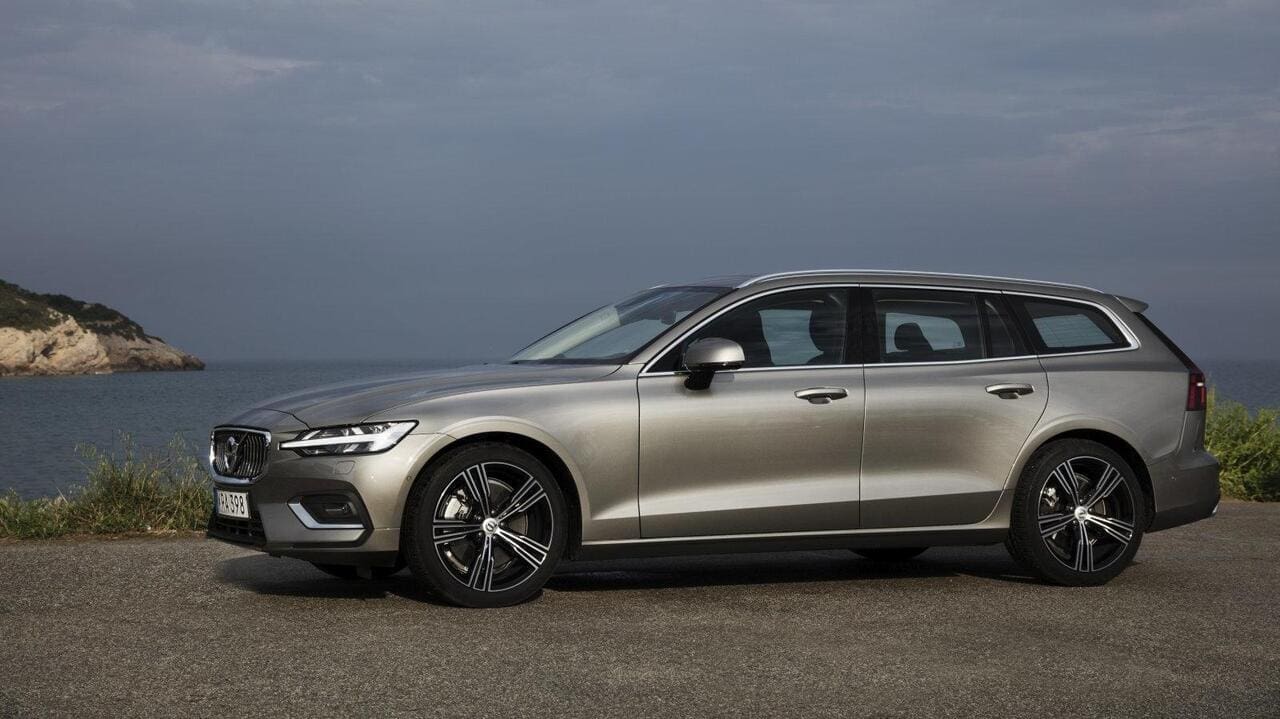 Der neue V60 ist 17,5 Zentimeter kürzer als Blattform-Bruder V90, bietet aber nur 31 Liter weniger Basis- Kofferraum.