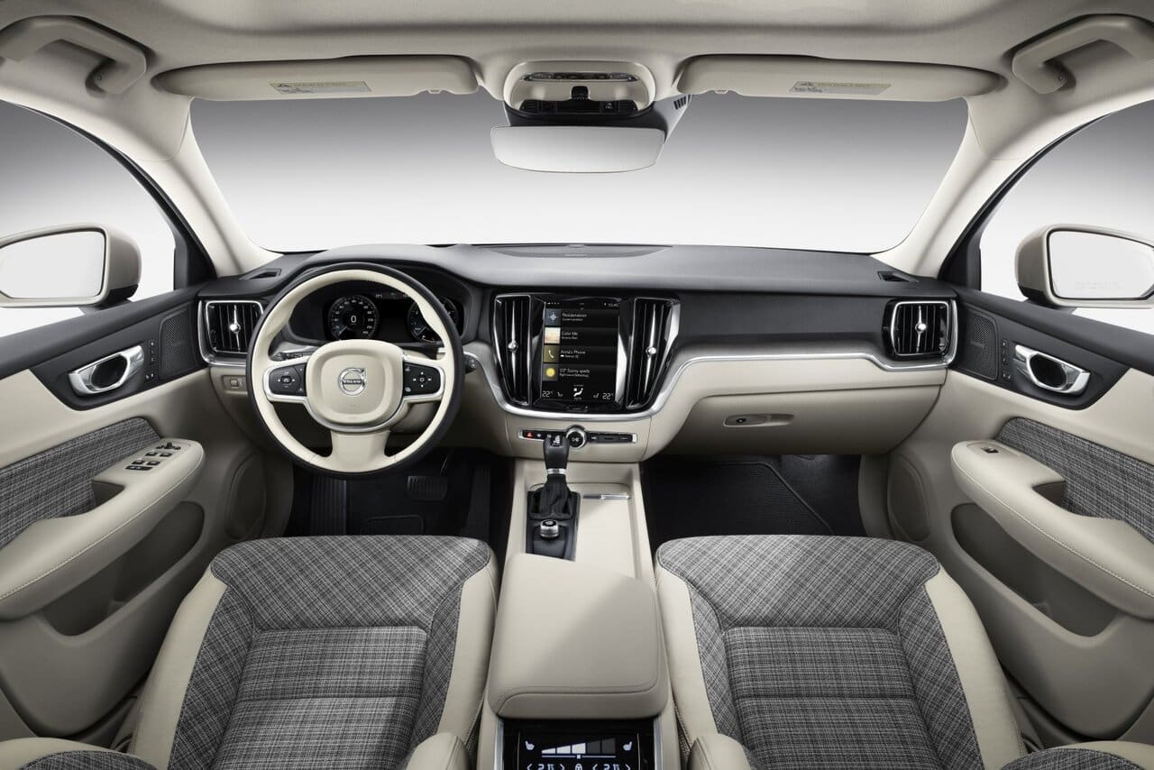 Innen bekannter Volvo-Look der Neuzeit samt hoch- formatigem 9 Zoll-Touchscreen, auffallend geschmackvoll ist selbst der Basis-Bezugsstoff.