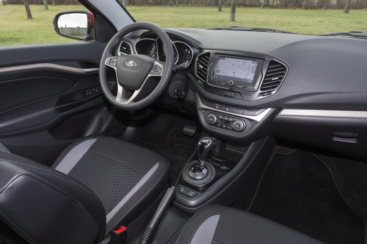 Vesta-Cockpit: sympathisches Design, vernünftige Ergonomie und ein paar bekannte Renault-Schalter. Klarerweise regiert kostengünstiges Hartplastik.
