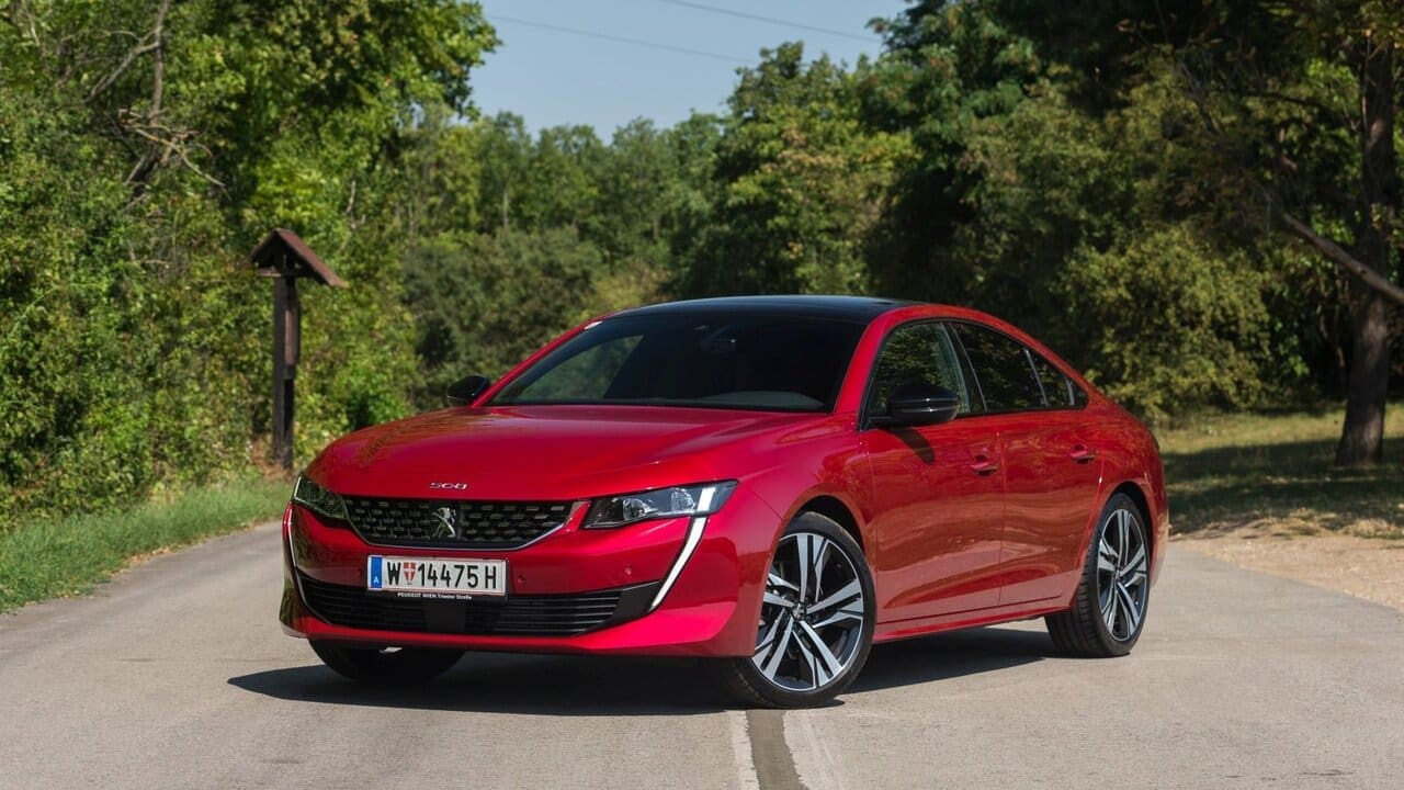 Peugeot setzt zwar selbst auf den SUV-Boom, hat aber auch ein Gegengift bereit: Die 508 Limousine bietet unprahlerisches, elegant-dynamisches Design und sportliche Handling-Qualitäten.