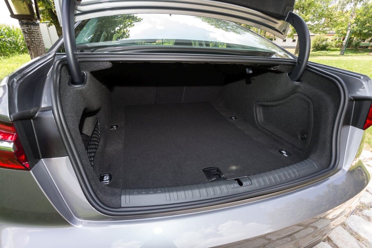 Dank der enormen Tiefe fasst das A6-Ladeabteil selbst sperrige Gegenstände. Wer wirklich viel einräumen will: Der neue Avant kostet 3700 Euro extra.