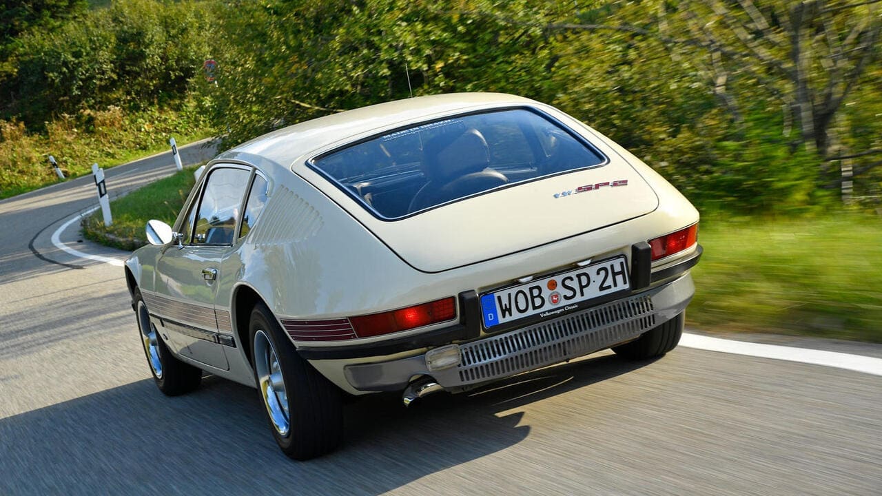 Geradezu keck, das Heck. Die roten seitlichen Zierstreifen münden zielsicher in die Rückleuchten, das Hitzeblech für den Auspuff-Endtopf hätte VW aus ästhetischen Gründen besser in Wagenfarbe lackieren sollen.