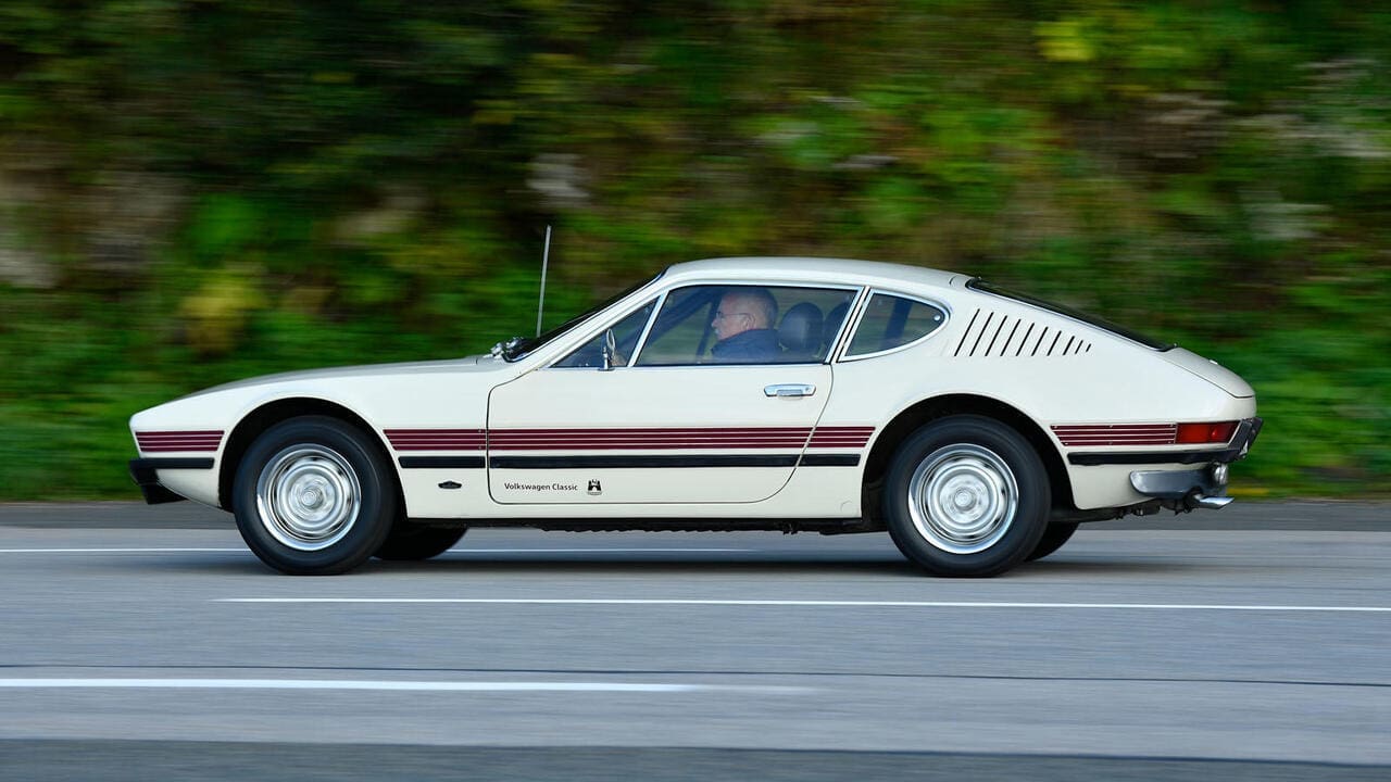 Die charakteristischen roten Zierstreifen sind reflektierend, das war womöglich eine gute Ausrede für das Nichtzu­standekommen eines Europa-Imports. Karosserie von Karmann aus Stahlblech, Gfk wie beim brasilianischen Bruder Puma traute man sich bei VW nicht zu.